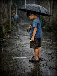 Garis putih di atas aspal abu-abu